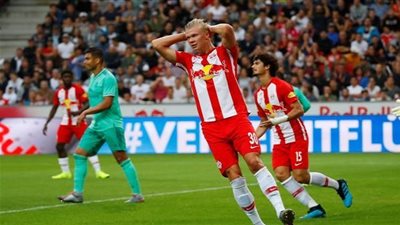 بينها ليفربول وبرشلونة.. المهاجم الأول المطلوب في العالم