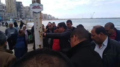 قبل النوة.. حملة لتطهير شنايش الأمطار بكورنيش الإسكندرية (صور)