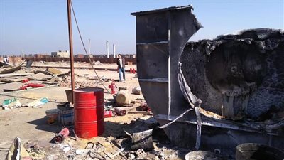 النيابة تعاين موقع حريق مصنع الدراجات البخارية بقليوب (صور)