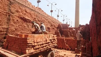 أصحاب مصانع الطوب بالفيوم مهددون بالغلق بسبب أرتفاع أسعار الطفله والسولار والكهرباء (صور)  