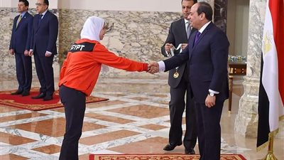 الرئيس السيسي يكرم ياسمين الجويلى لاعبة كاراتية بالسويس بحصولها بطولة العالم