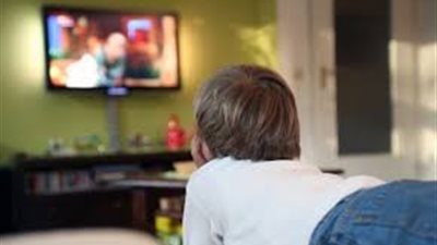 أخصائية تربية تكشف عن أضرار الإفراط في مشاهدة الأطفال للتلفاز 
