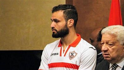 وكيل النقاز يهدي نجم الأهلي إلى الزمالك 