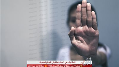 مُعجب يتحرش بفنانة شهيرة داخل المطار.. وهذا رد فعلها (فيديو)