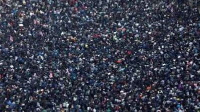 مواطنو هونج كونج يواصلون الضغط بمسيرة جماهيرية