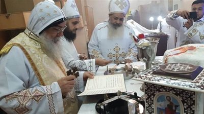 الأنبا مكاريوس يترأس القداس الإلهي بكنيسة مار جرجس بالمنيا