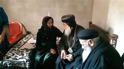 الأنبا مكاريوس يزور مسنة تبلغ من العمر ١١١ عاما