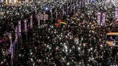 هونج كونج: مسيرة السلمية تتحول إلي عنف خارج المحكمة