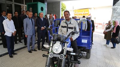 محافظ قنا يهدي مواطن تروسيكل ويدرجه ضمن 