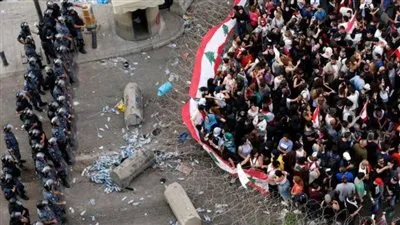 الشرطة اللبنانية تمنع عشرات المحتجين من قطع جسر الرينغ وسط بيروت