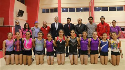 وزير الآثار يلتقط الصور التذكارية مع شباب الاتحاد الأفريقي