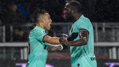 لوكاكو ومارتينيز يقودان هجوم إنتر أمام برشلونة