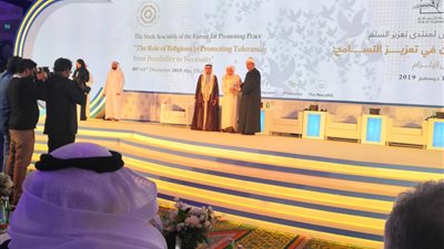 ملتقى تعزيز السلم في المجتمعات المسلمة بأبوظبي يكرّم رئيس جامعة الأزهر