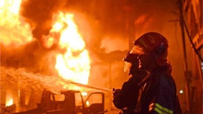 عاجل.. الدفع بـ 18 سيارة إطفاء للسيطرة على حريق مصنع للسيارات في بلبيس