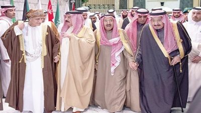 أمير قطر يتخطى 