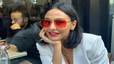 ميس حمدان تعلم ابنة 