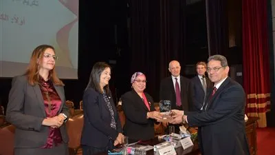وحدة مناهضة العنف ضد المرأة بجامعة القاهرة تكرم عميد كلية العلوم (صور)