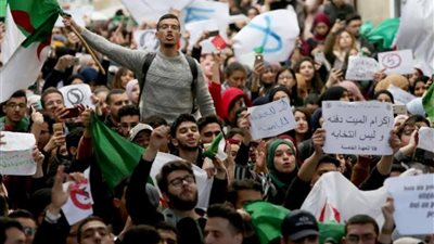 المحتجون الجزائريون يطالبون بإلغاء الانتخابات الرئاسية
