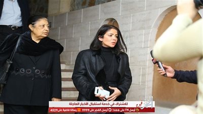 منى زكي أول الحاضرين في عزاء المخرج سمير سيف (صور)