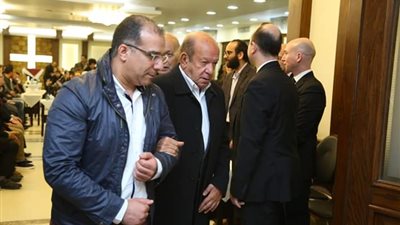 هاني شنودة ولطفي لبيب يقدمان واجب العزاء في المخرج الراحل سمير سيف