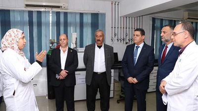 رئيس ميناء دمياط يتفقد معامل الهيئة العامة للرقابة على الصادرات والواردات 