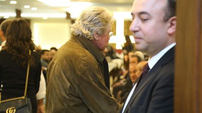 حسين فهمي يصل عزاء المخرج سمير سيف