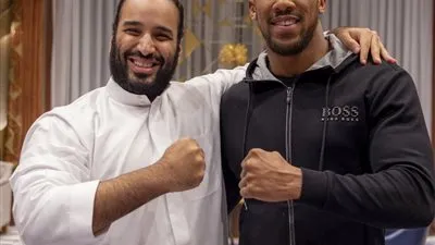 ولي العهد يستقبل بطل الملاكمة 