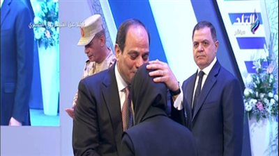 بعد تصريحات السيسي عن المرأة.. سيدات قبّلَ الرئيس رؤوسهن 