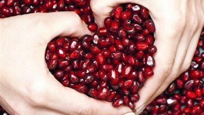 خبيرة طاقة تطالب بوضع صورة بها رمان فوق سرير الزوجين.. والسبب مفاجأة