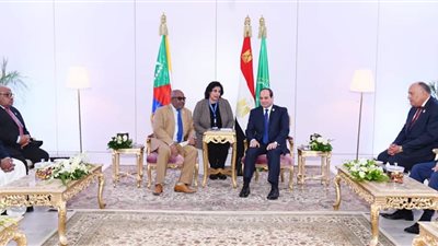 السيسي يلتقي برئيس جزر القمر بأسوان 