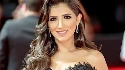 بفستان أصفر فوق الركبة مي عمر تشعل 