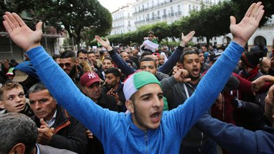 متظاهرين بالجزائر يصفون إجراء الانتخابات الرئاسية بـ 