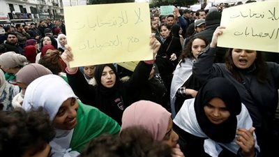محتجون يقتحمون مركز اقتراع في العاصمة الجزائرية