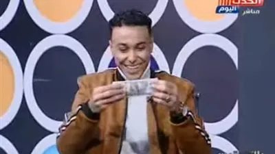 ساحر يحول 100 جنيه إلى 100 ريال سعودى على الهواء (فيديو)