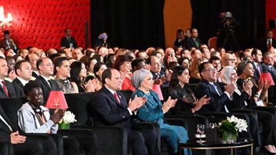 السيسي وقرينته في افتتاح مسرح منتدى شباب العالم (صور)