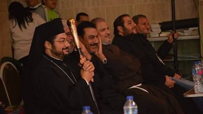 الأنبا باخوم يشهد العرض المسرحي 