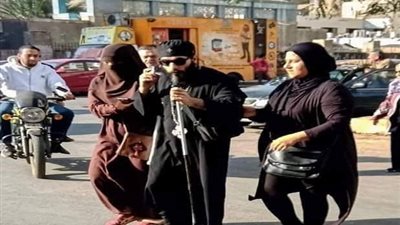 قصة صورة.. منتقبة ومحجبة يعبران بـ 