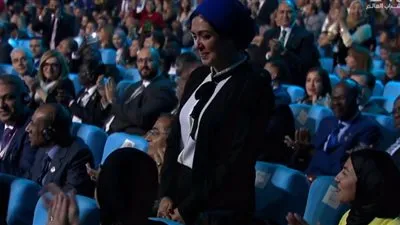 والدة الطفل زين يوسف تبكي وسط تصفيق حضور منتدى شباب العالم (فيديو)