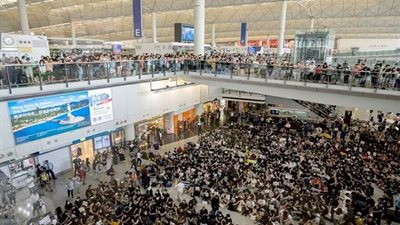 هونج كونج تسجل أكبر انخفاض لعدد المسافرين في المطارات خلال عقد من الزمن