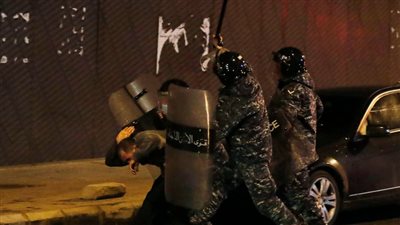 اللبنانيون يحرقون مكاتب الأحزاب الحاكمة بعد ليلة دامية من الاشتباكات