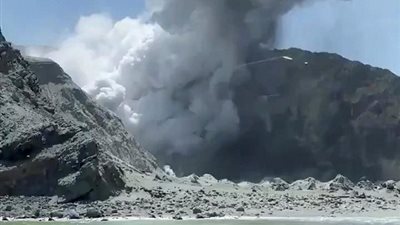 عودة فرق الإنقاذ النيوزيلندية إلى الجزيرة البركانية مع ارتفاع عدد القتلى