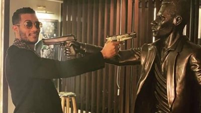 محمد رمضان يهدد تمثالة بمسدس 