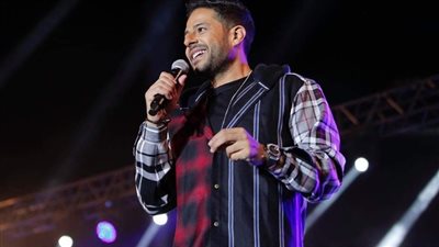 محمد حماقي يتعرض للانتقاد بسبب قميصه في حفل جامعة النهضة ببني سويف