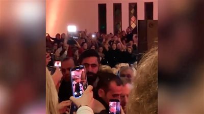 شاهد.. لحظة طرد رئيس وزراء لبناني سابق من الجامعة الأمريكية ببيروت