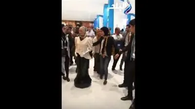 الروبوت صوفيا تتجول وسط المشاركين فى منتدى شباب العالم (فيديو)