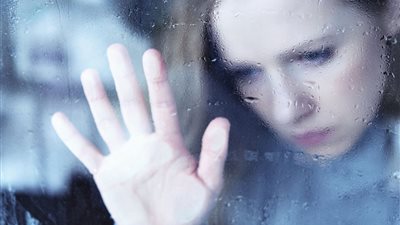 أطباء نفسيون يكشفون أسباب الإصابة باكتئاب الشتاء