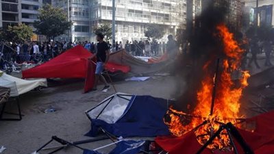 مؤيدو حزب الله وأمل يحرقون مخيمات المعتصمين وسط بيروت 