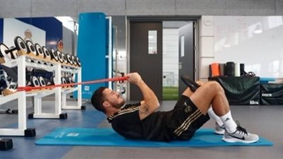 هازارد يتخلى عن العكازين