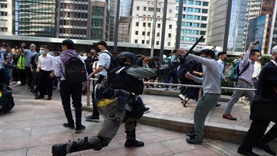 رئيس وزراء هونج كونج: نحتاج إلى بذل المزيد من الجهد لوقف العنف 