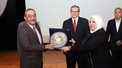 وزير القوى العاملة ومحافظ الإسماعيلية يتبادلون الدروع (صور)